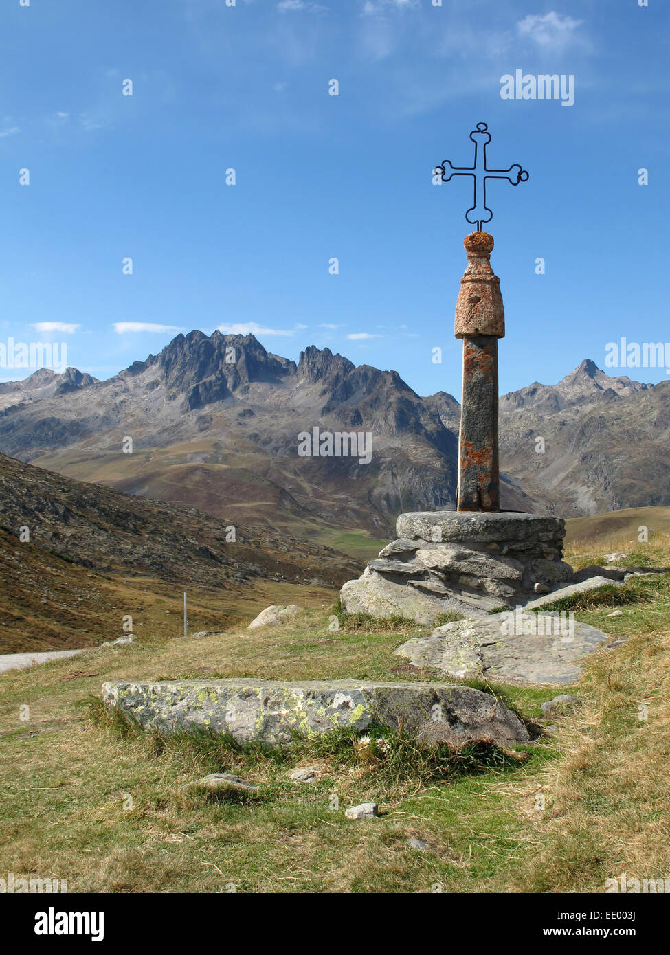 Col De La Croix de Fer über Saint Sorlin d'Arves mit Blick auf die Aiguilles de l'Argentiere in den französischen Alpen Stockfoto