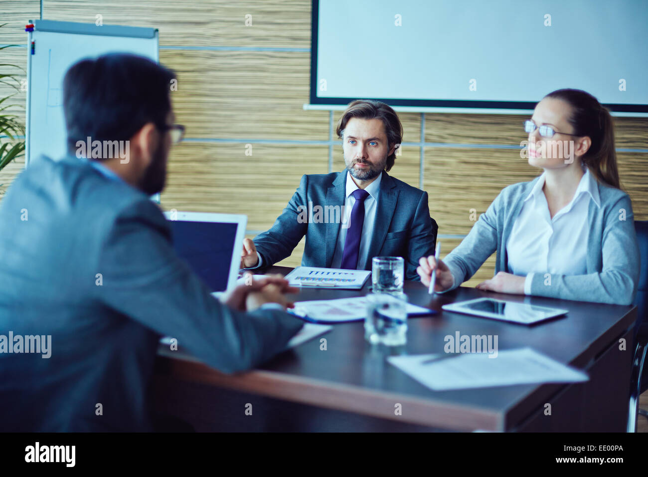 Zwei Arbeitgeber im Gespräch mit einer neuen Arbeitskraft Stockfoto