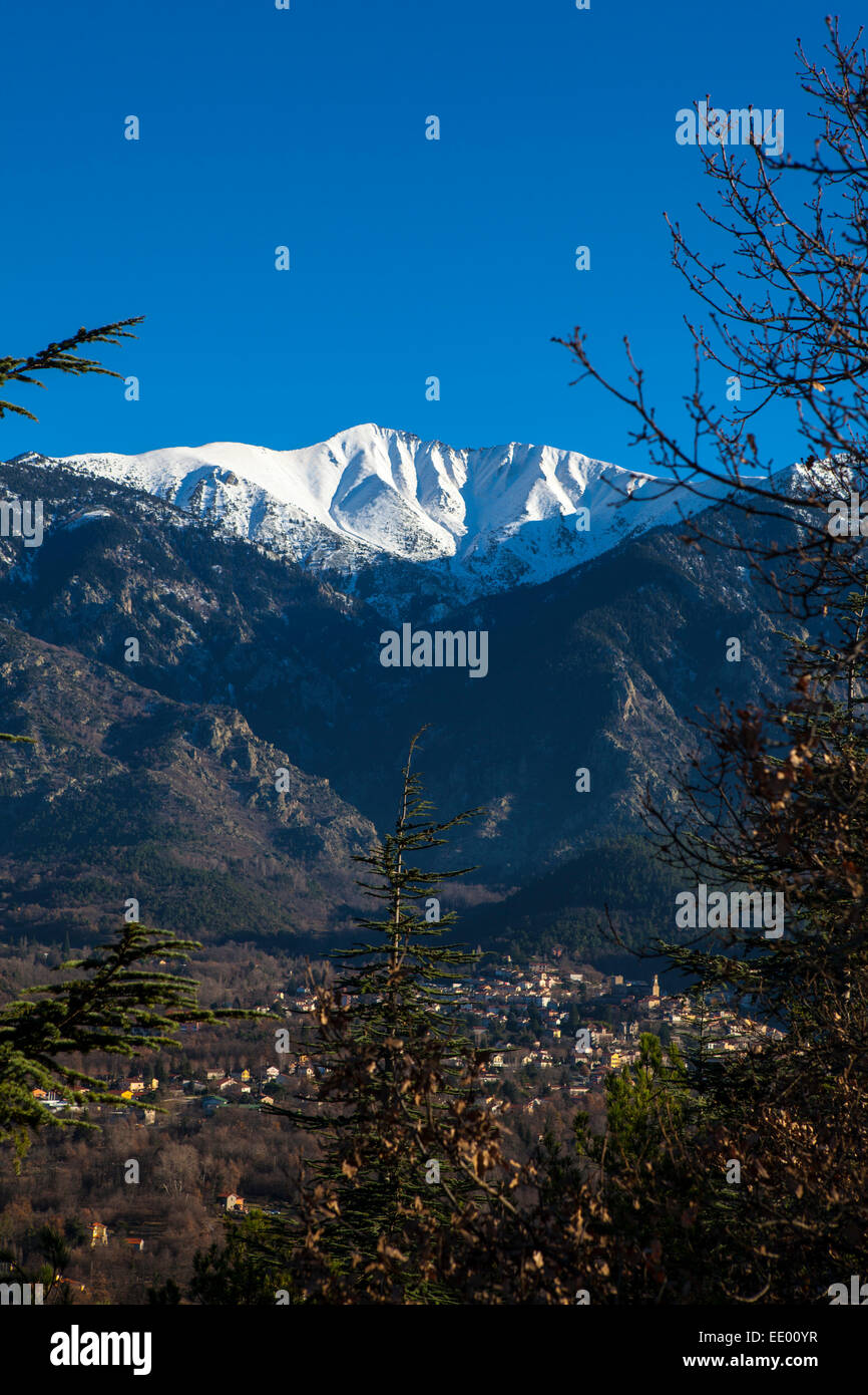Die schneebedeckte Canigou, bei 2, 784m, der höchste Berg der Pyrenäen-Orientales, hoch über der Stadt von Vernet Les Bains Stockfoto