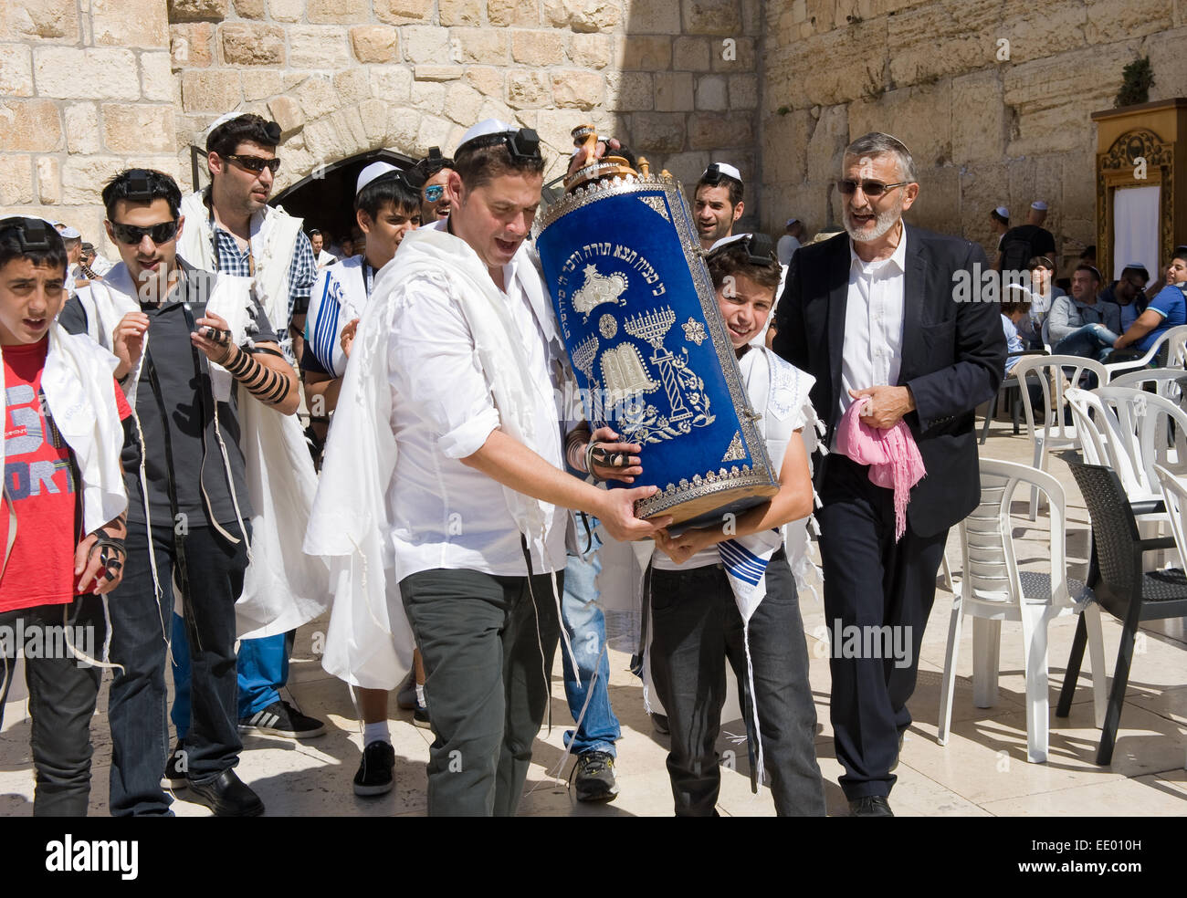 Bar Mizwa Ritual an der Klagemauer in Jerusalem. Ein 13 Jahre alter Junge, eine Bar Mizwa geworden ist Stockfoto