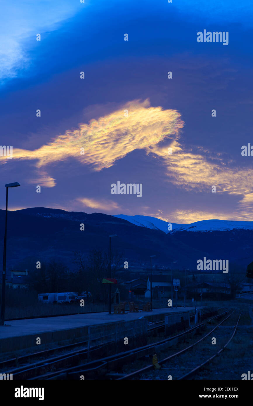 Sonne in der Nähe von Hunden in linsenförmige Wolken bilden Bourg-Madame, an der Grenze Spanien/Frankreich von Katalonien. Wolken wie diese mehr oder weniger Stockfoto