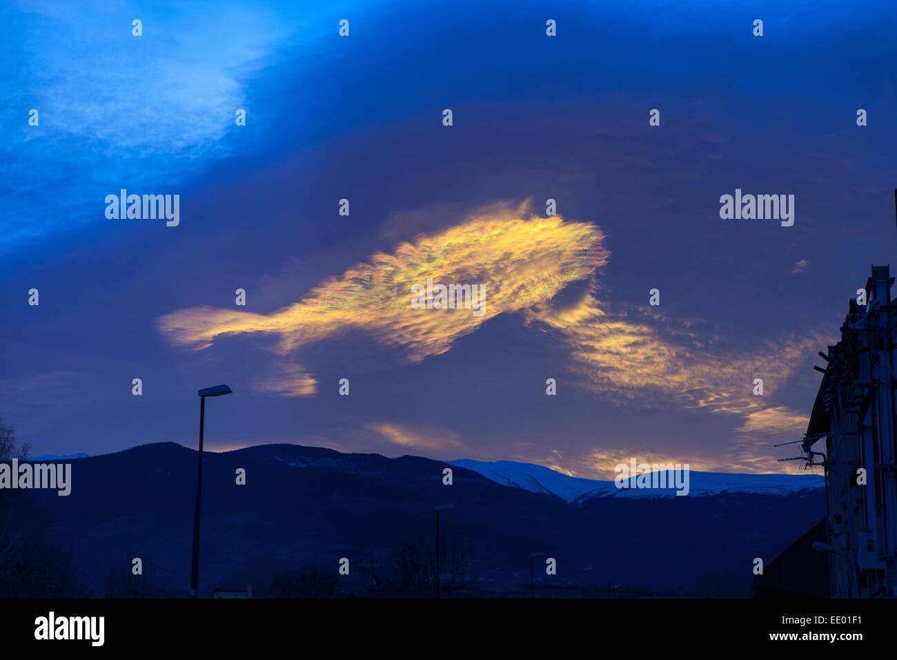 Sonne in der Nähe von Hunden in linsenförmige Wolken bilden Bourg-Madame, an der Grenze Spanien/Frankreich von Katalonien. Wolken wie diese mehr oder weniger Stockfoto