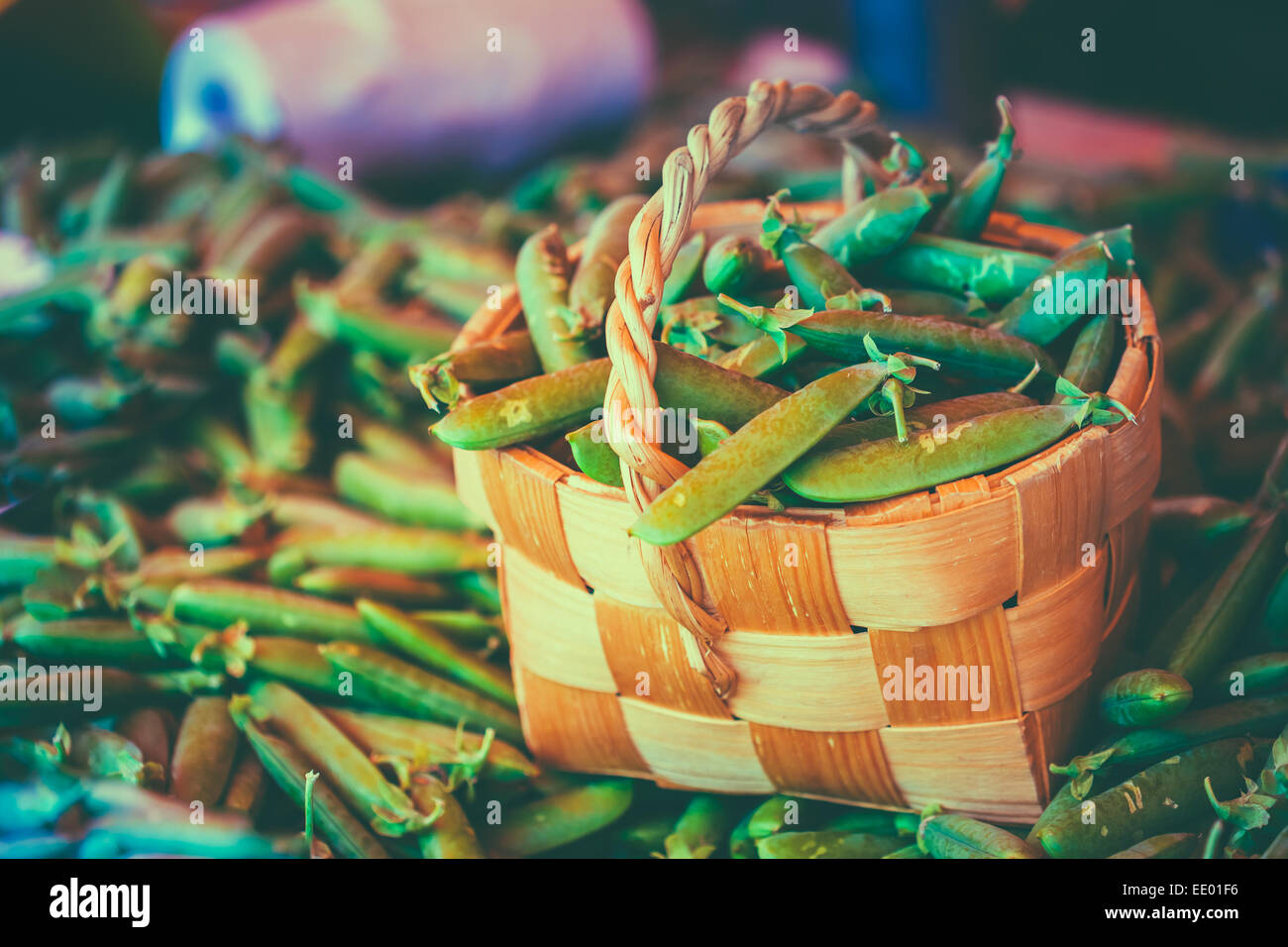 Frische Gemüse Bio grüne Bohnen In Weidenkorb. Herstellung von lokalen Lebensmittelmarkt. Getönten Sofortbild Stockfoto Frische Gemüse Bio grüne Bohnen In Weidenkorb. Herstellung von lokalen Lebensmittelmarkt. Getönten Sofortbild Stockfoto