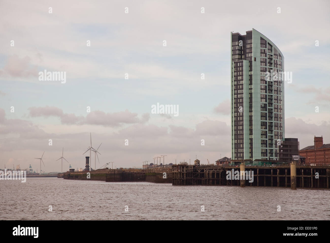 Der neue Look Liverpool Waterfront mit Windparks im Hintergrund und ein neues Hochhaus, ist einer von vielen zu kommen. Stockfoto