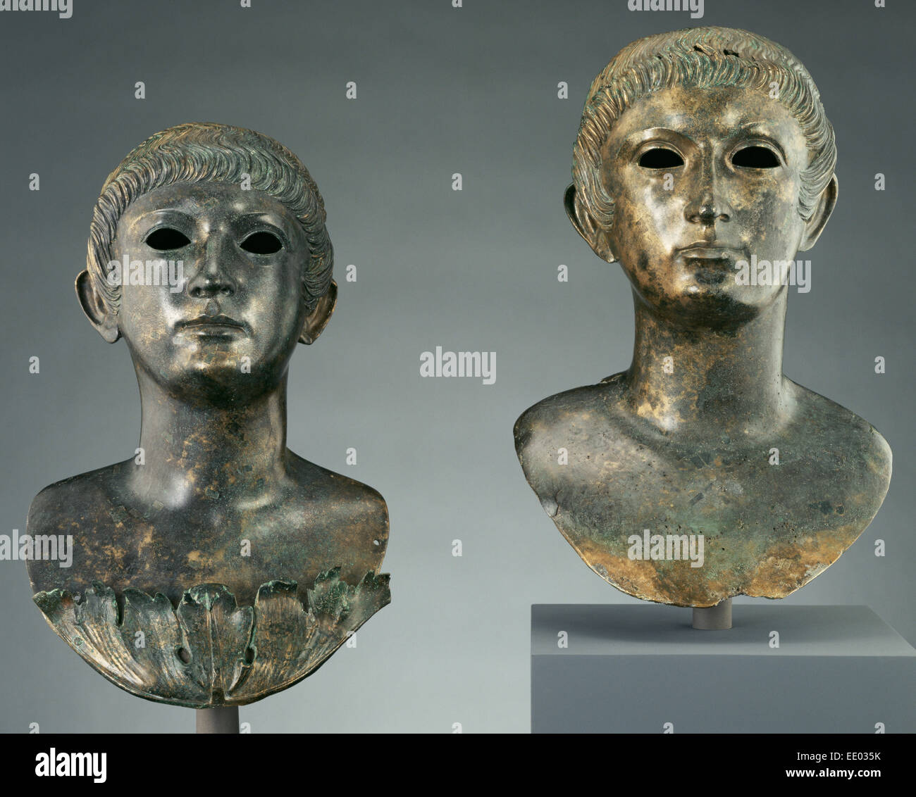 Paar von Porträtbüsten von Jünglingen und zwei Marmor Augen; Unbekannt; Gallien, Europa; 60 - 70; Bronze und Marmor Stockfoto