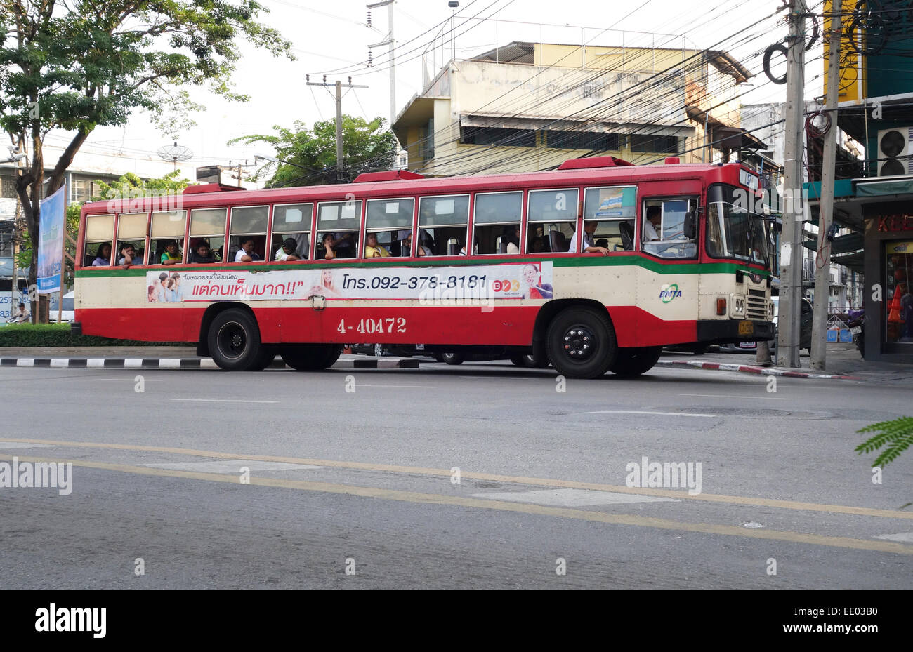 Öffentliche Verkehrsmittel-Bus in den Straßen von Bangkok, Thailand, Südostasien. Stockfoto