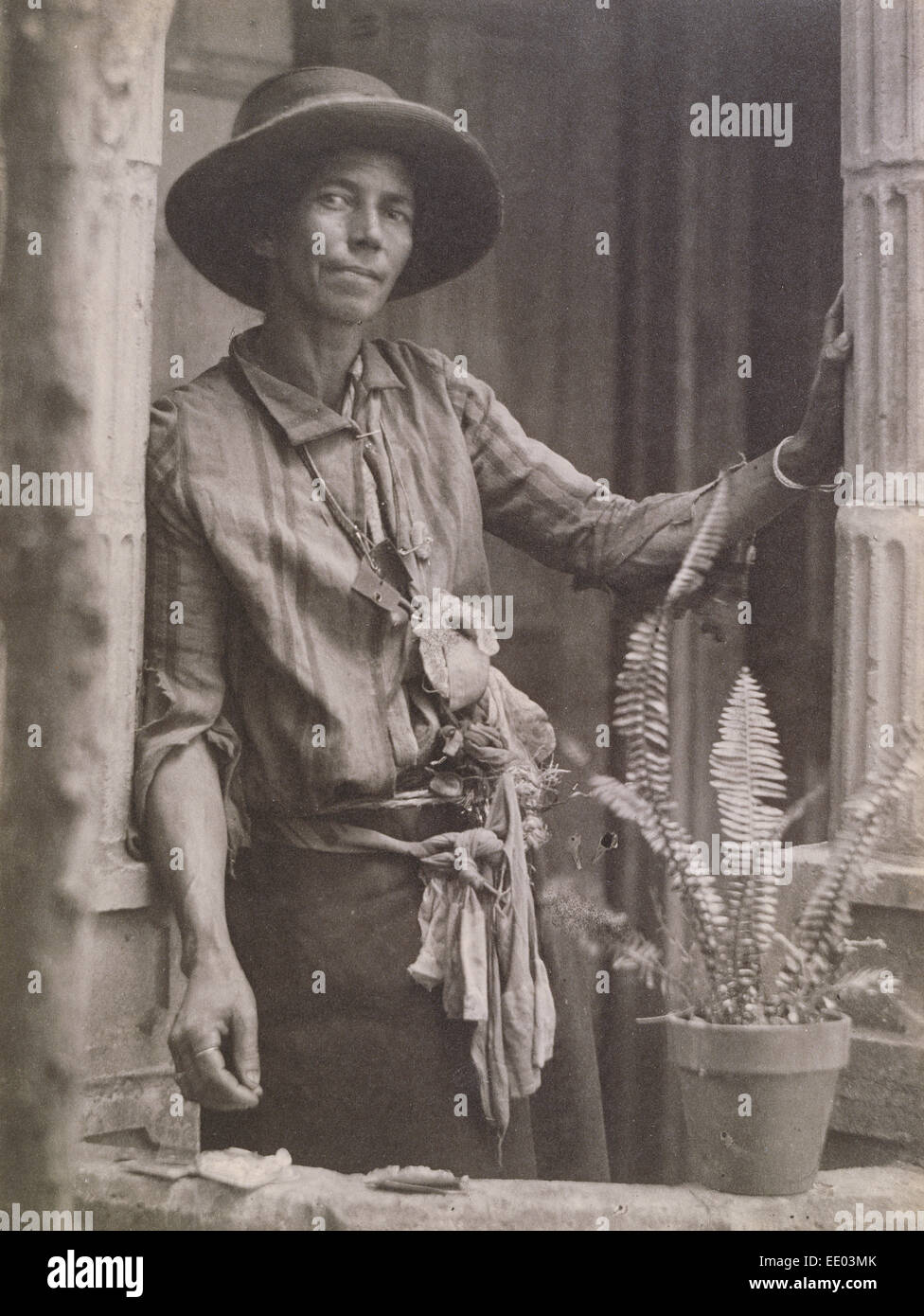 Die Kräuterfrau, wahrscheinlich Louisiana oder South Carolina; Doris Ulmann, American, 1882-1934; ca. 1929-1931; Platin print Stockfoto