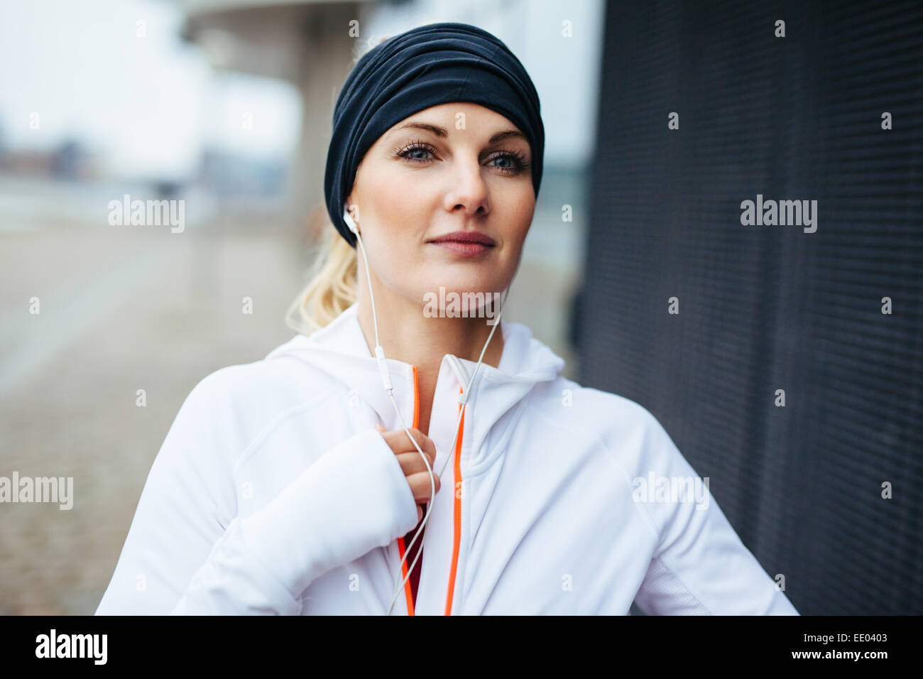 Frau, die sich für einen Lauf vorbereiten. Fokussierte junge Fitness-Modell in Sportbekleidung. Stockfoto