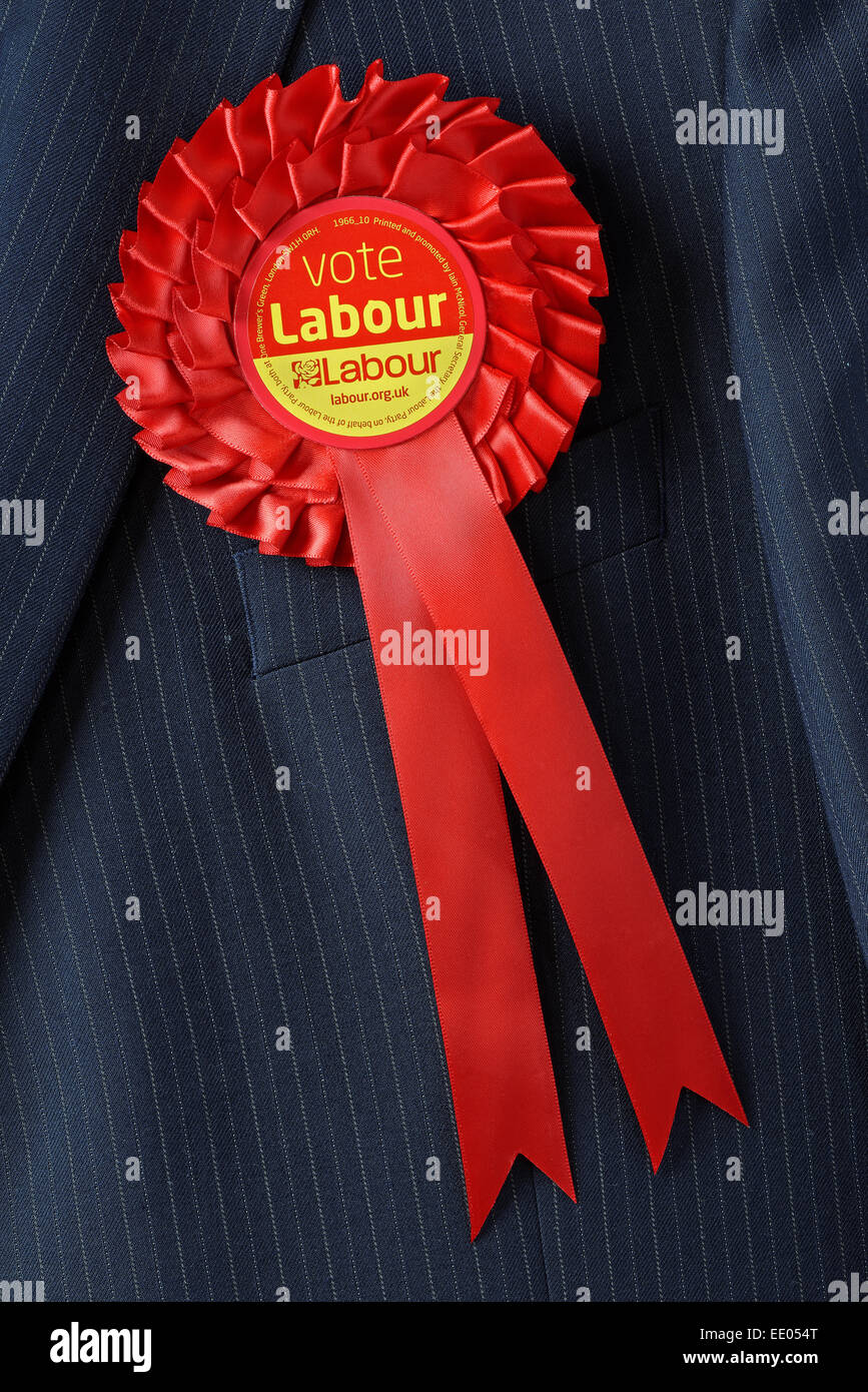 Nahaufnahme einer "Abstimmung Arbeit" Rosette auf einen Kandidaten Anzugjacke Stockfoto