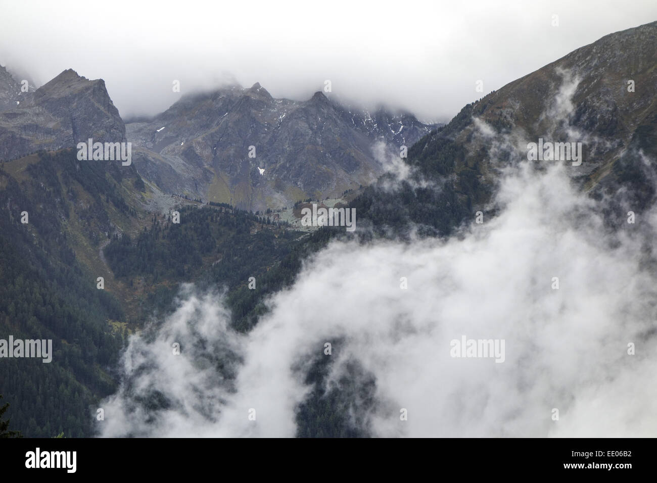 Wolken Im Gebirge, Schlechtes Wetter, Wolken in den Bergen, schlechtes Wetter, Berge, Berge, Alpen, Wolken, bewölkt, Nebel, Nebel Stockfoto