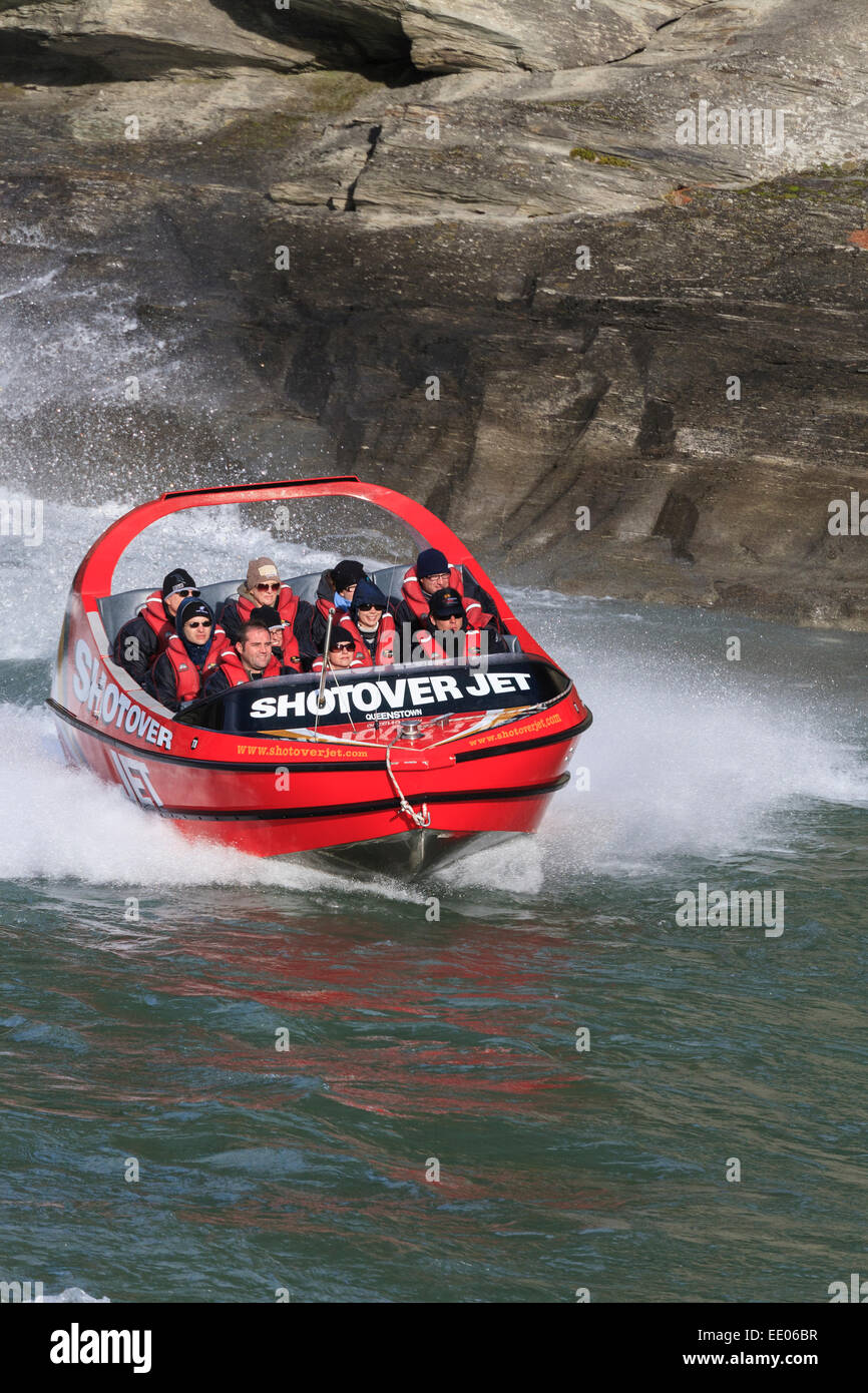 Menschen Jetboot Fahren in der Shotover River Canyon an Arthurs Point, Queenstown, Otago, Südinsel, Neuseeland. Stockfoto