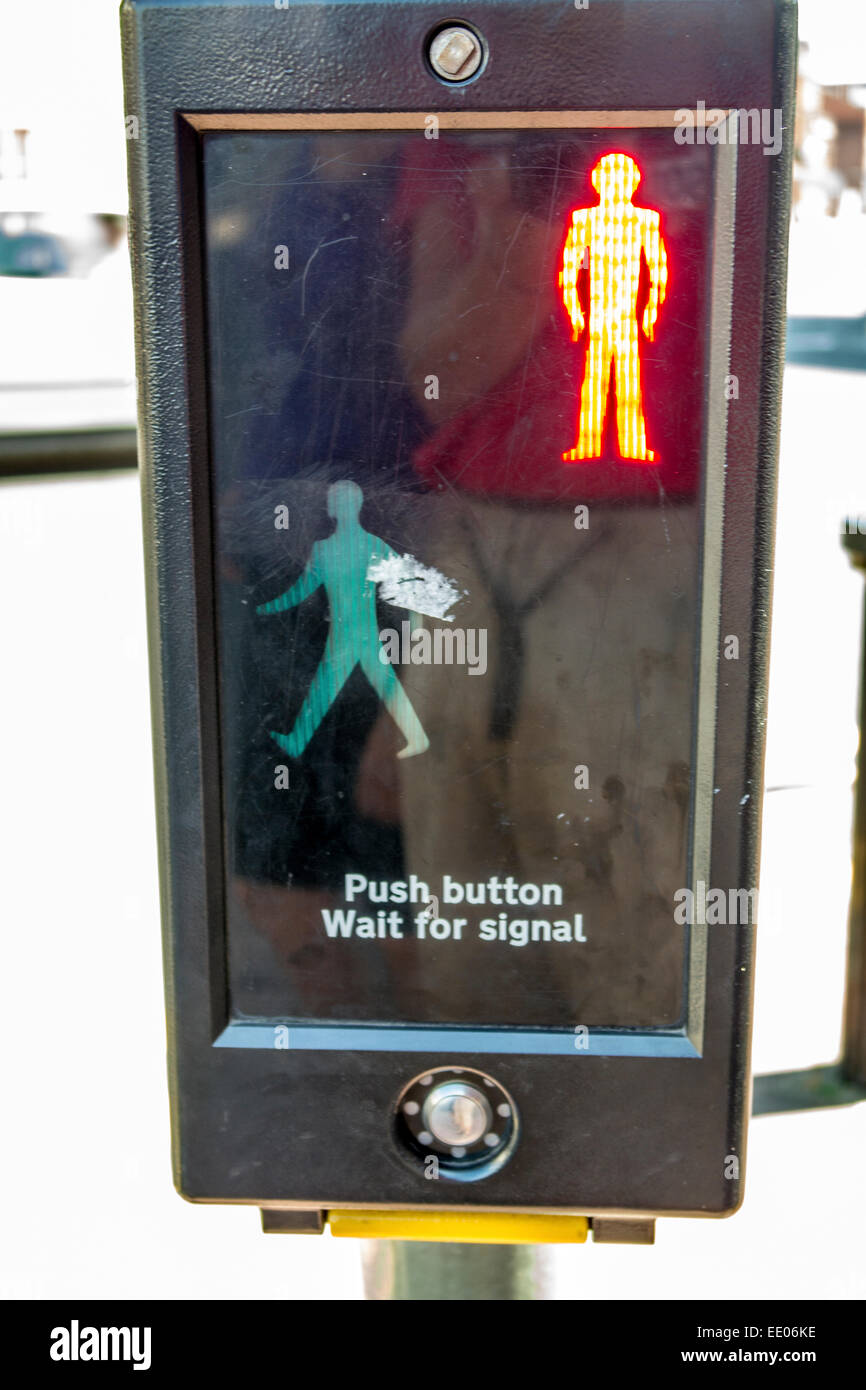 Druckknopf Fußgängerüberweg mit roter und grüner Mann Stockfoto