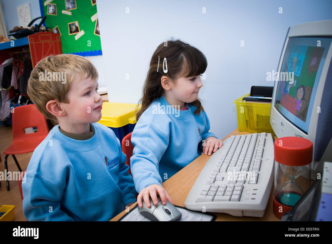 Kinder mit Computer in Abingdon Kindergarten in Abingdon, Oxfordshire, Vereinigtes Königreich Stockfoto