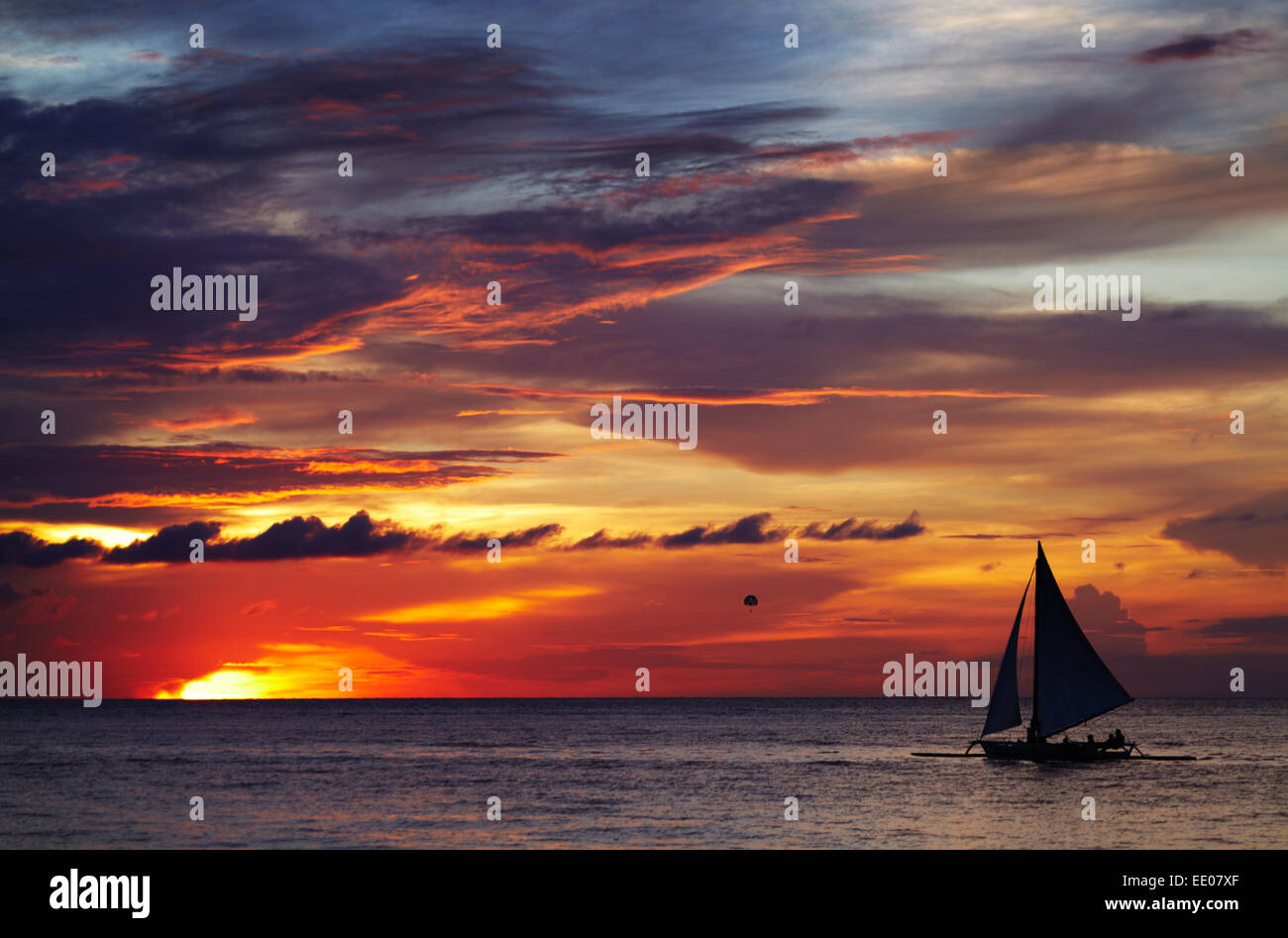 Tropischer Sonnenuntergang mit Segelboot, Boracay, Philippinen Stockfoto