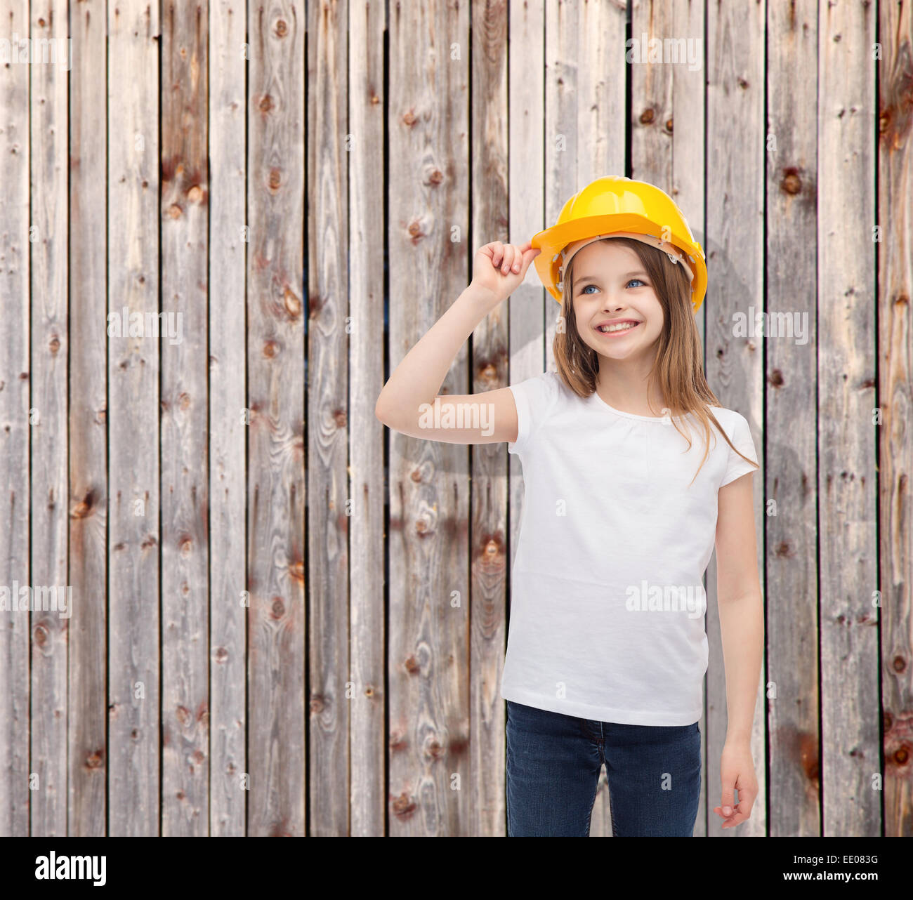 lächelnde Mädchen in Schutzhelm Stockfoto