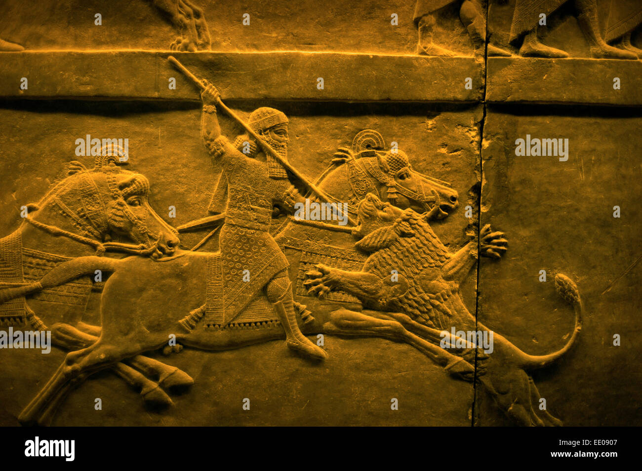 British Museum, London England UK. Assyrische Löwenjagd. Januar 2015 König Ashurbanipal Jagd Löwen. Bas-Relief-Panel geschnitzt. Stockfoto
