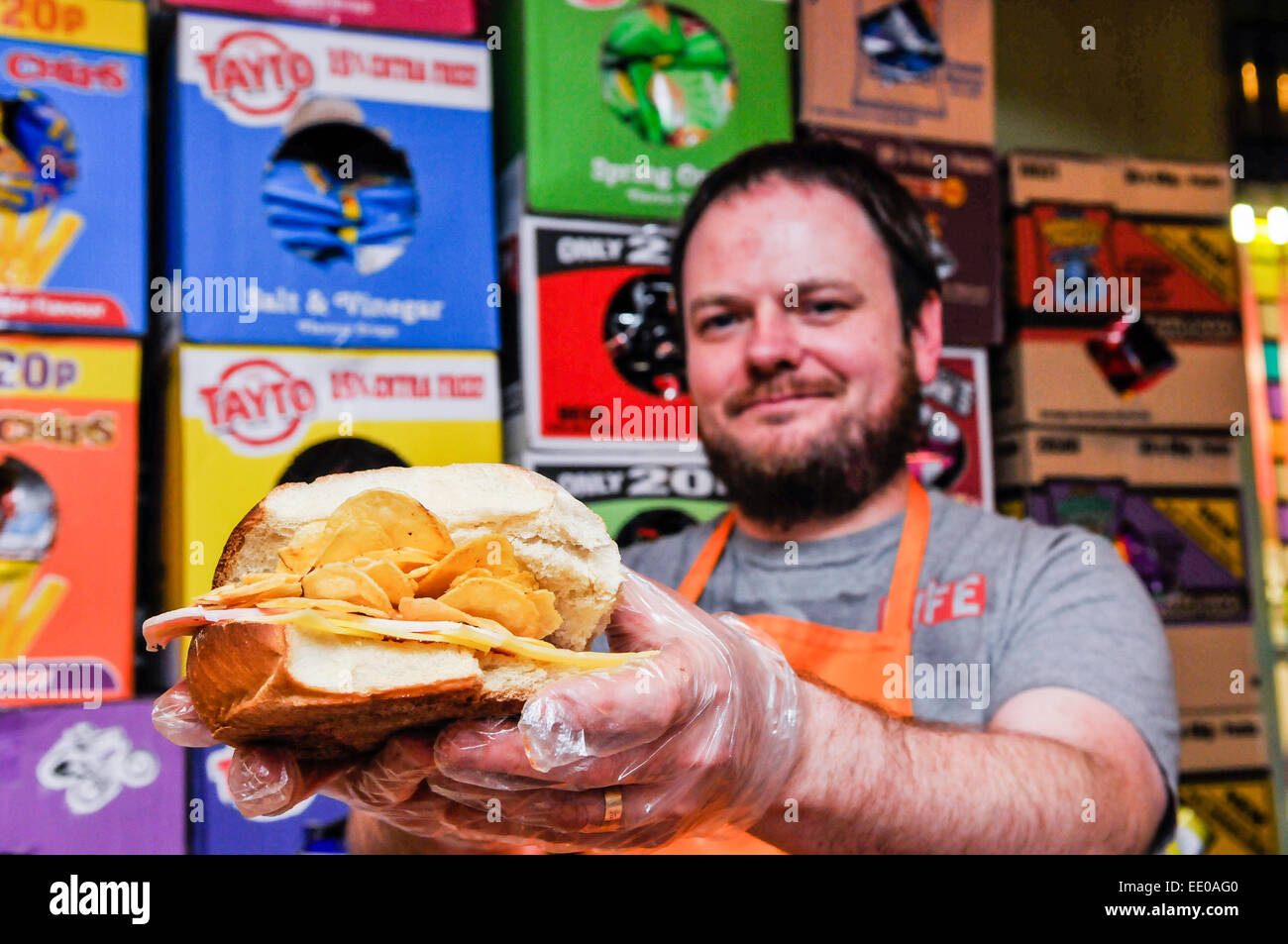 Belfast, Nordirland. 12. Januar 2015. Café-Besitzer Andrew McMenamin öffnet die weltweit erste "Knackig Sandwich" Café Credit: Stephen Barnes/Alamy Live News Stockfoto