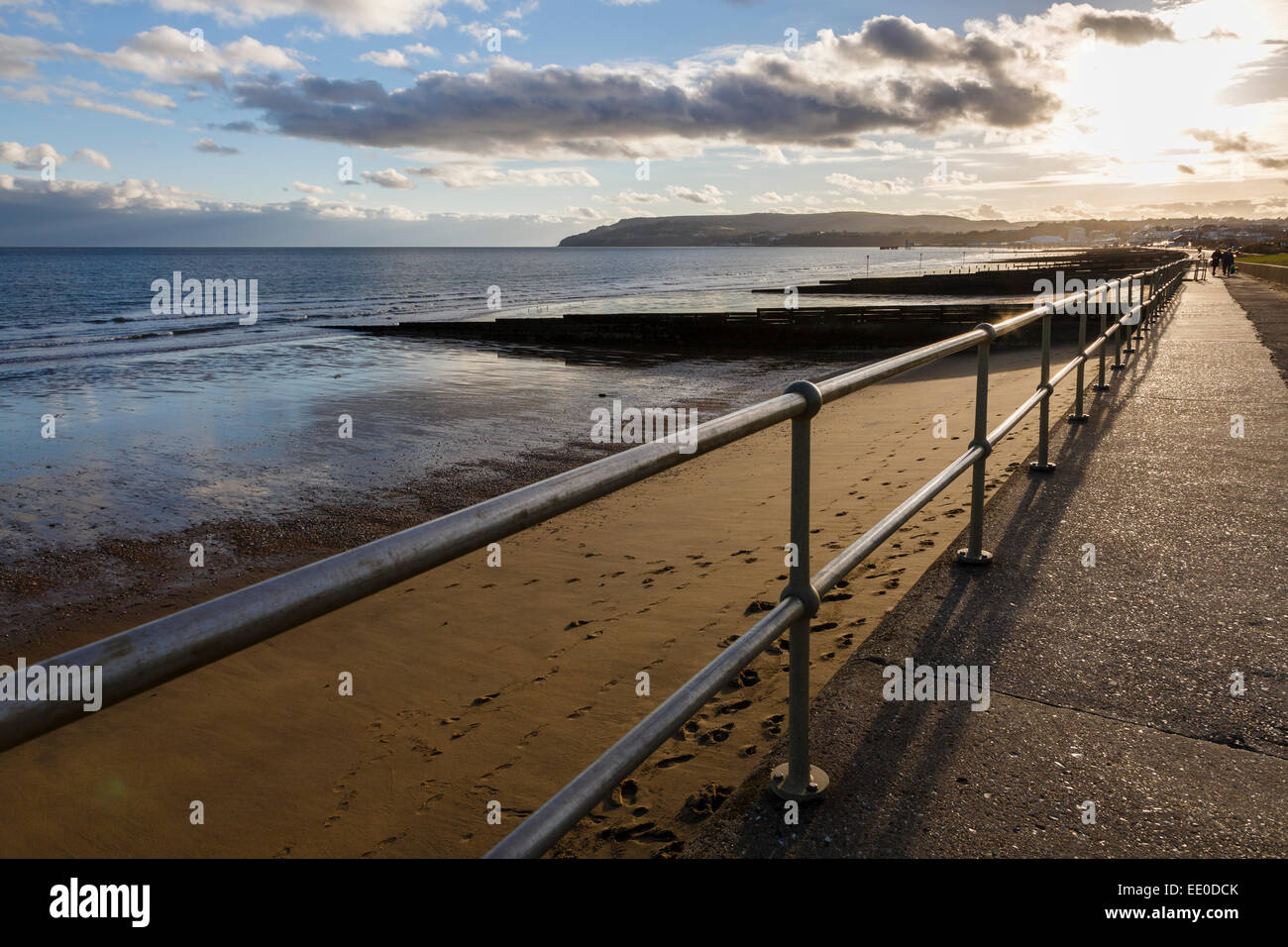 Suche entlang Culver Parade auf der Esplanade am Sonnenuntergang, Sandown, Isle Of Wight Stockfoto