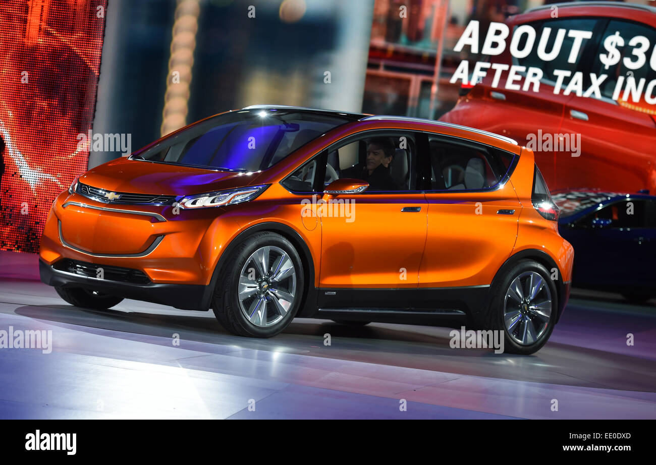 Detroit, Michigan, USA. 12. Januar 2015. Das Chevrolet-Konzept EV Schraubbolzen ist während der Medien-Vorschau von der North American International Auto Show (NAIAS) 2015 in der Cobo Arena in Detroit, Michigan, USA, 12. Januar 2015 vorgestellt. Die öffentlichen laufen vom 17. bis 25. Januar 2015. Foto: ULI DECK/Dpa/Alamy Live-Nachrichten Stockfoto