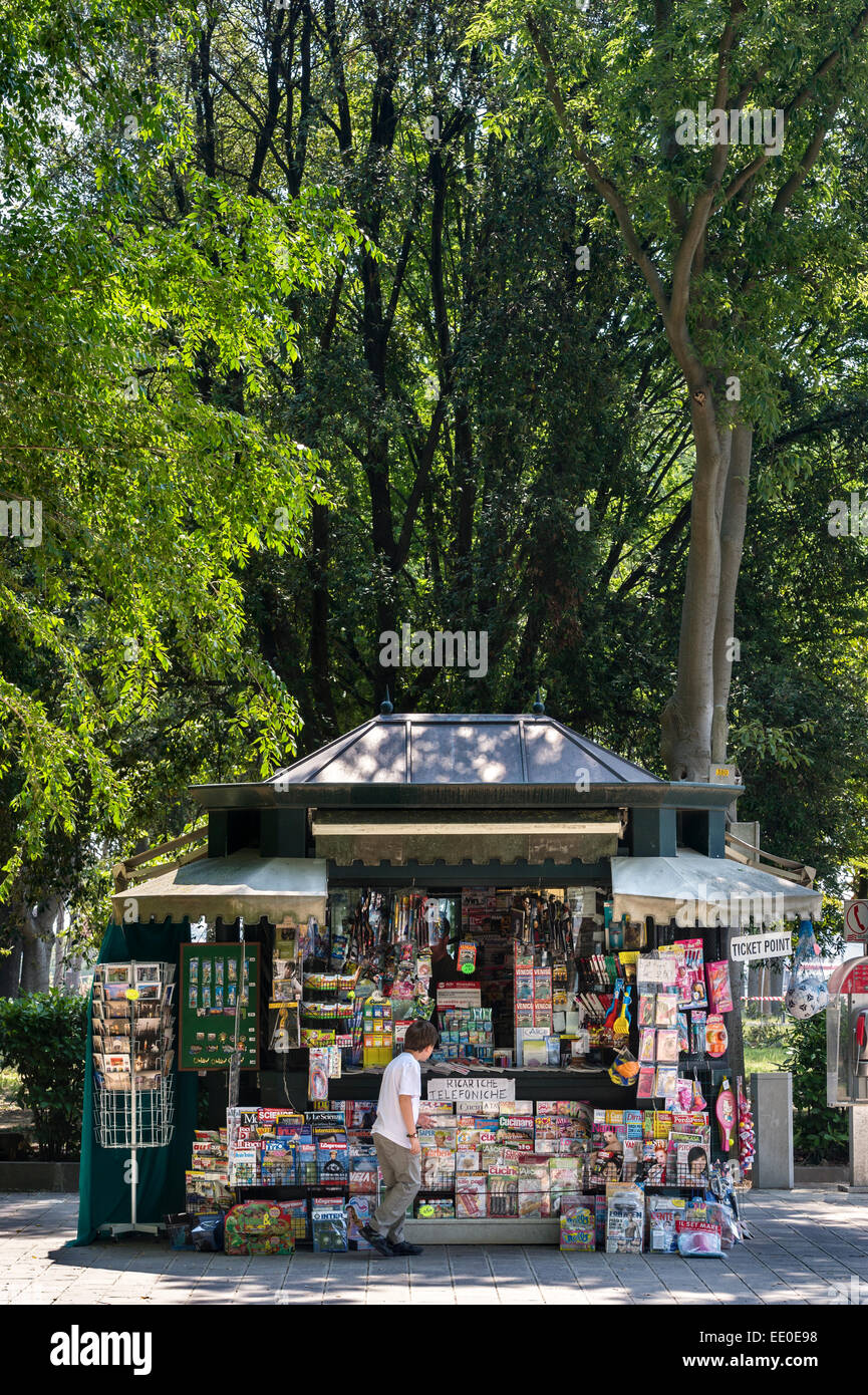 Venedig, Italien. Ein typischer Straßenzeitungskiosk, Stand oder Stand (Edicola) Stockfoto