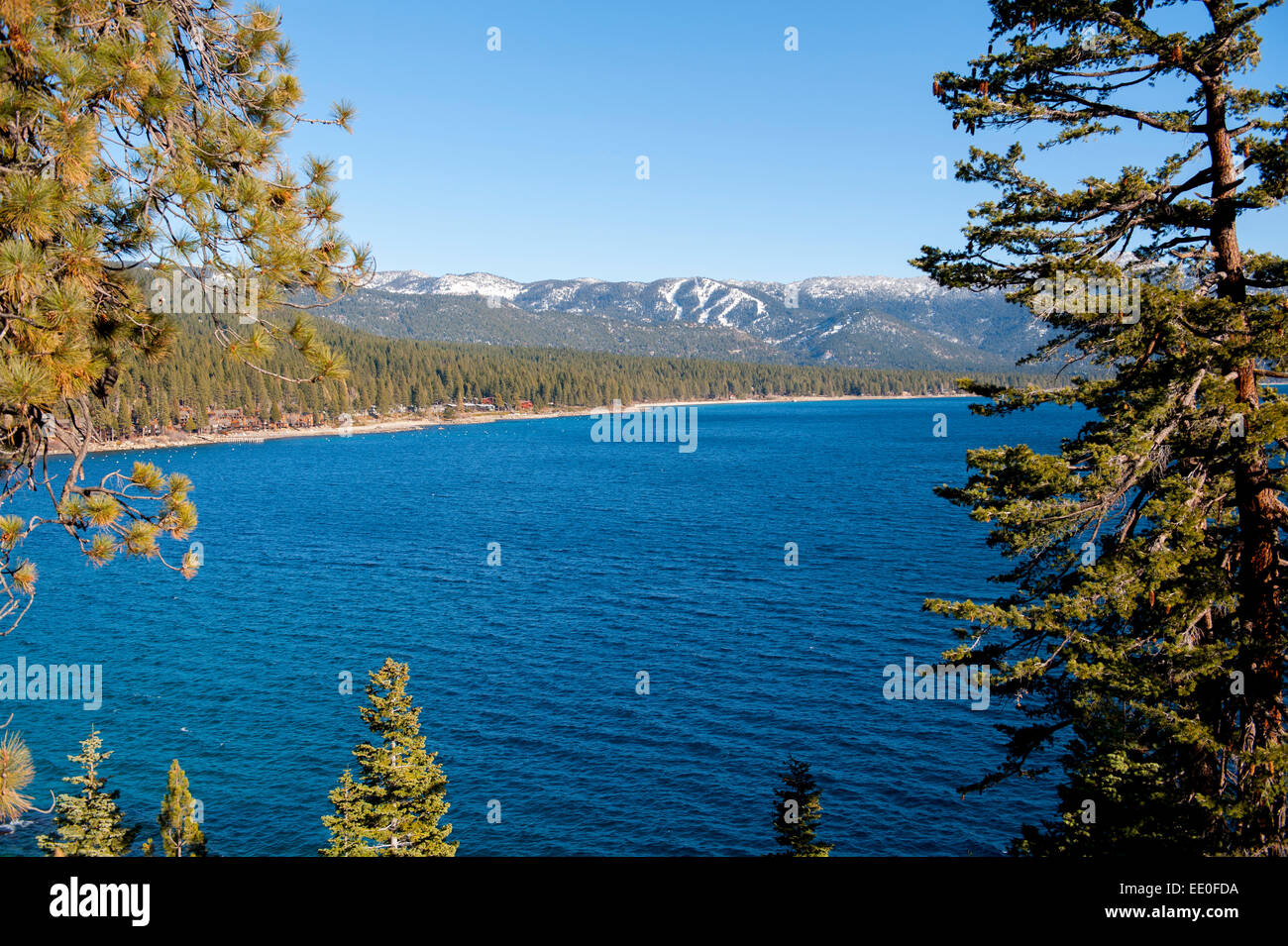 USA-Nevada NV Lake Tahoe Winter Blick auf Incline Village und die Diamond Peak Ski Resort in den Bergen der Sierra Stockfoto