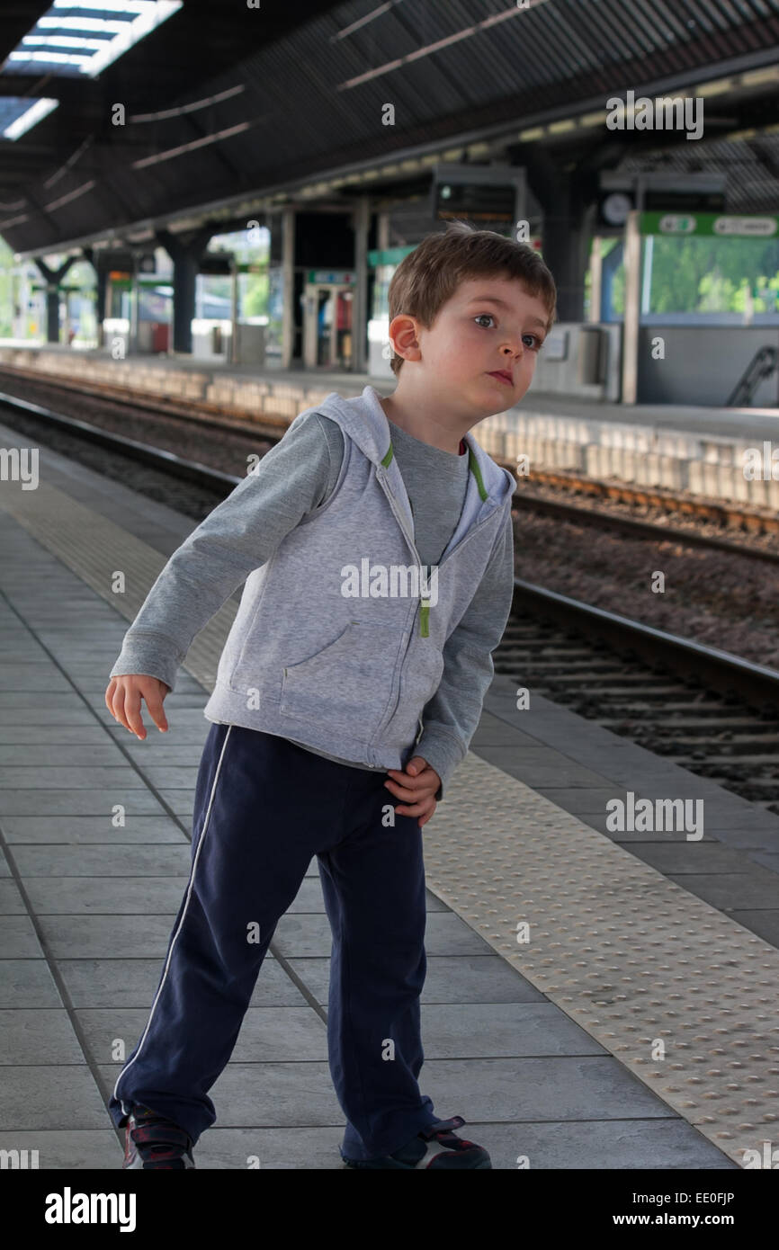 Kind auf der Plattform warten auf den Zug Stockfoto