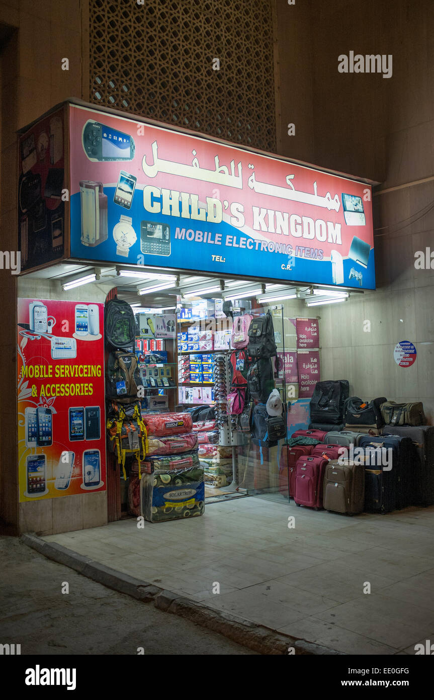 Elektronik-Geschäft in alte Stadt Doha, Katar in der Nacht Stockfoto