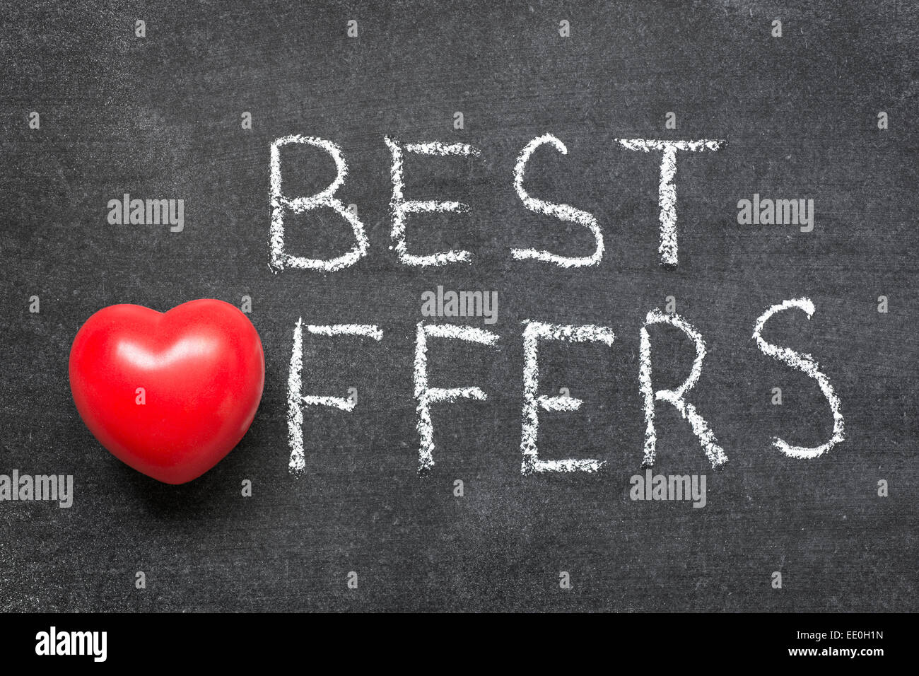 die besten Angebote Satz handschriftlich auf Tafel mit Herzsymbol statt O Stockfoto
