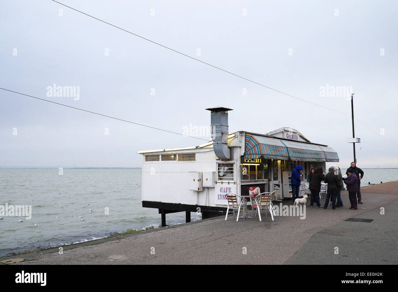 Gilbies Café am Southend direkt am Meer an einem kalten Tag. Stockfoto