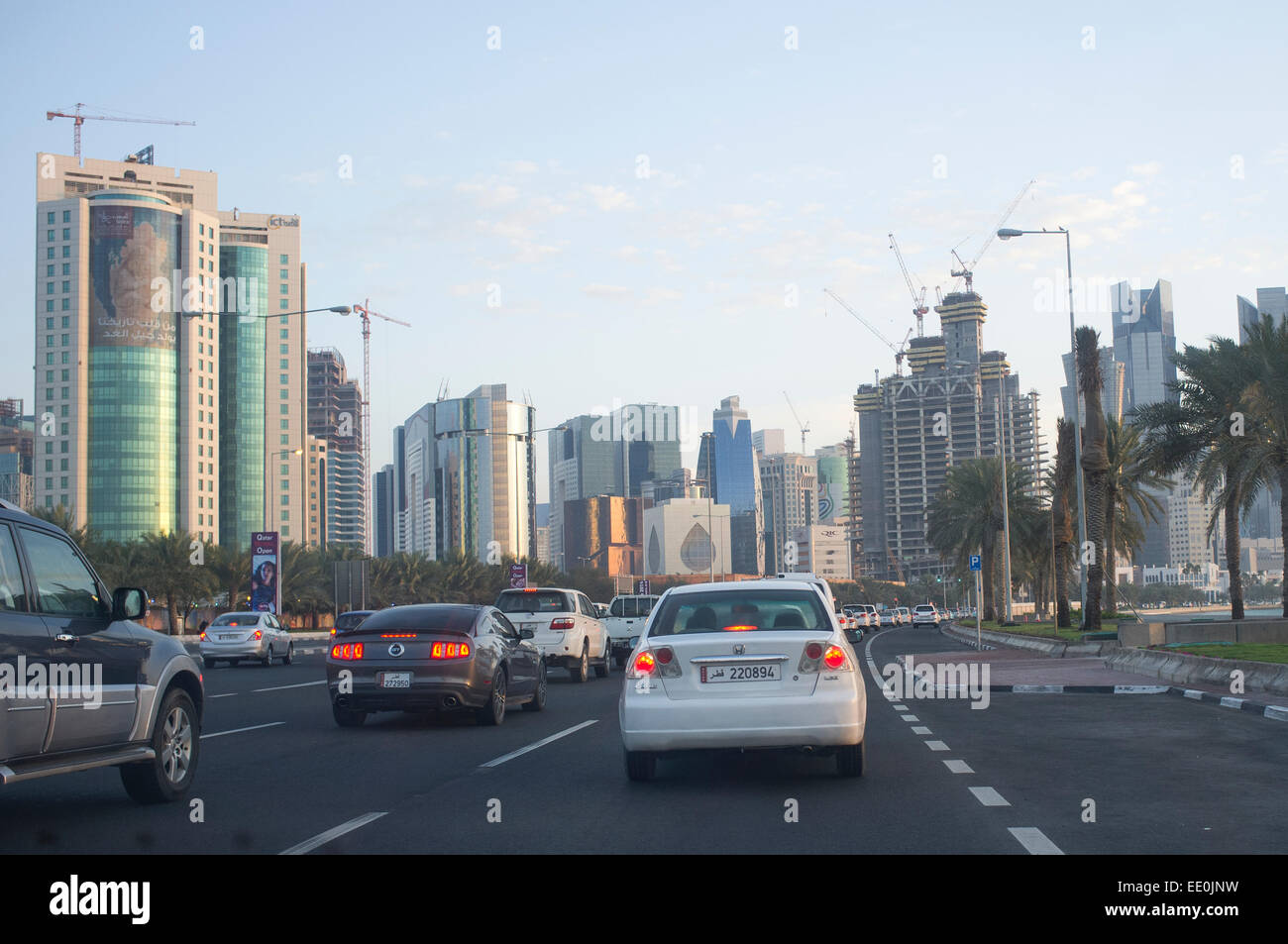 Morgen Pendler Verkehr begibt sich ins Finanzviertel West Bay, Doha, Katar Stockfoto
