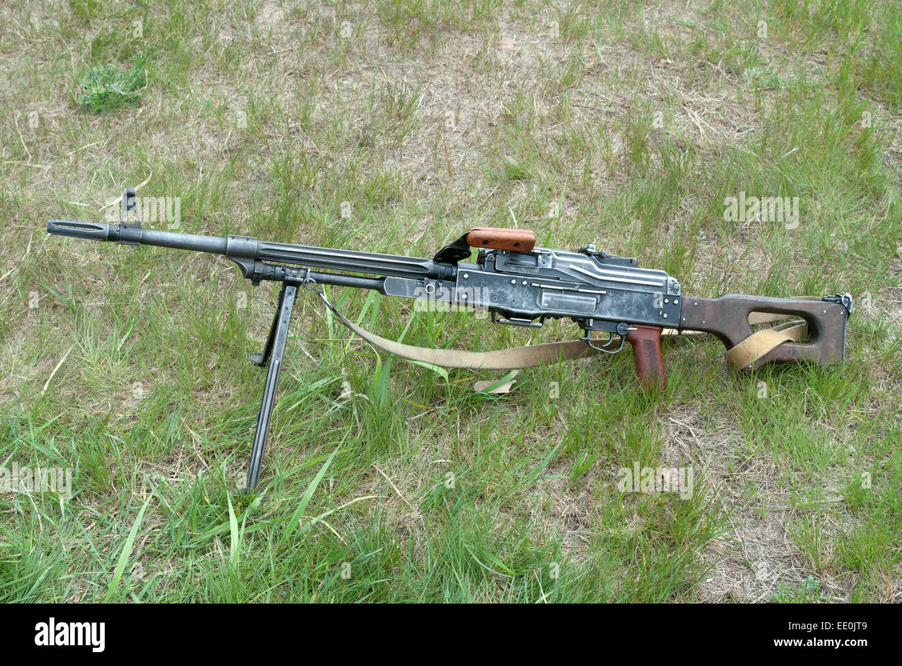 Kalashnikov PKM Maschinengewehr auf einem grünen Rasen Stockfoto