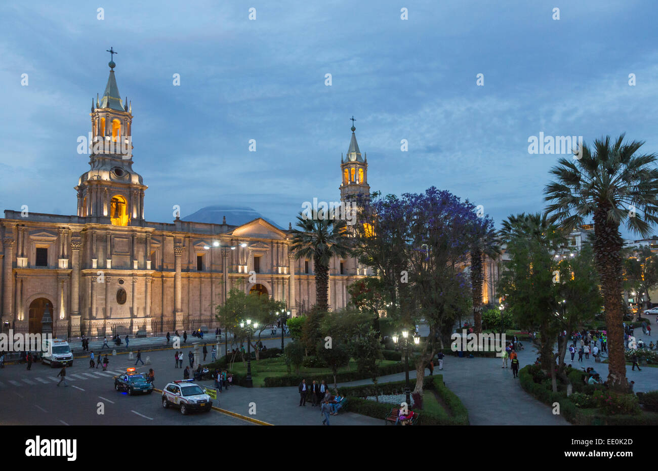 Basilika Kathedrale von Arequipa in der Plaza de Armas, Arequipa, Peru, Flutlicht im Abendlicht mit El Misti Vulkan hinter Stockfoto