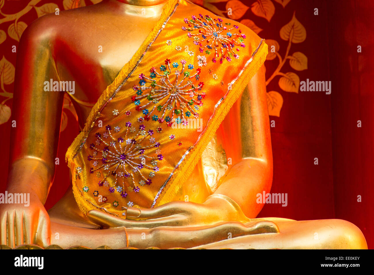 Golden Buddha mit dekorativer Schärpe am Festival in Chiang Mai, Thailand. Stockfoto
