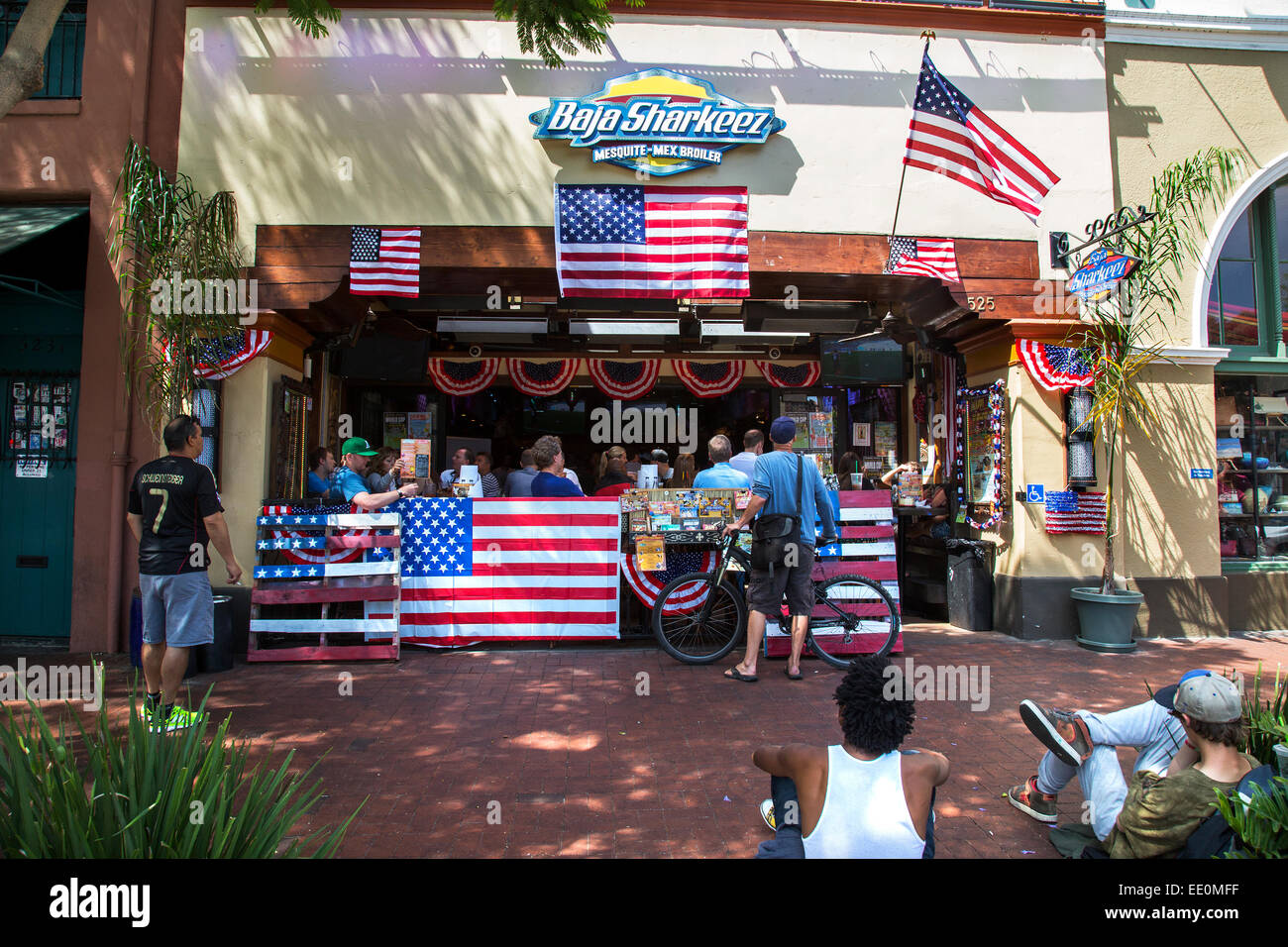 Fußballfans beobachten die WM an der Baja Shakeez mexikanische Bar auf der State Street, Santa Barbara, Kalifornien Stockfoto