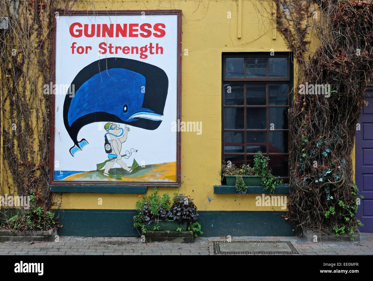 Guinness-Werbung an der Wand des "Englischen Club", Kinsale, County Cork. Stockfoto