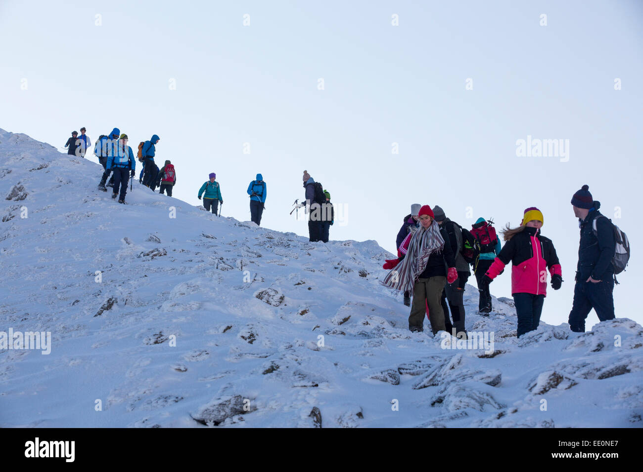 Wanderer auf der Lakelandpoeten-Range in winterlichen Bedingungen, Lake District, Großbritannien. Stockfoto