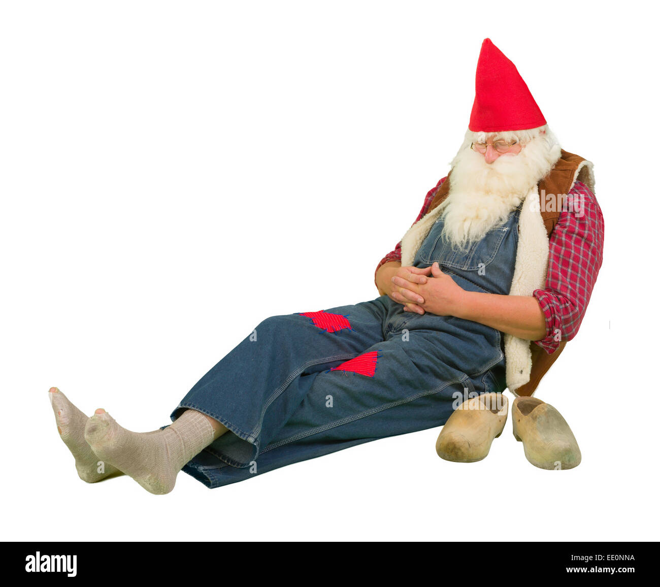 Lustiger Gartenzwerg mit Löchern in seine Socken schlafen Stockfoto