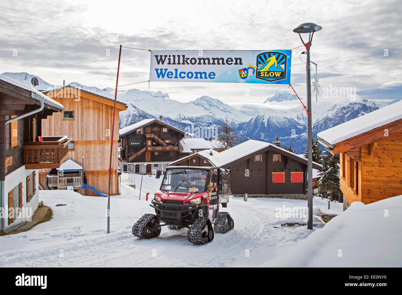 Polaris Taxi Walker XP ausgestattet mit Gummiketten fahren durch das Schweizer autofreien Dorf Riederalp im Schnee im winter Stockfoto