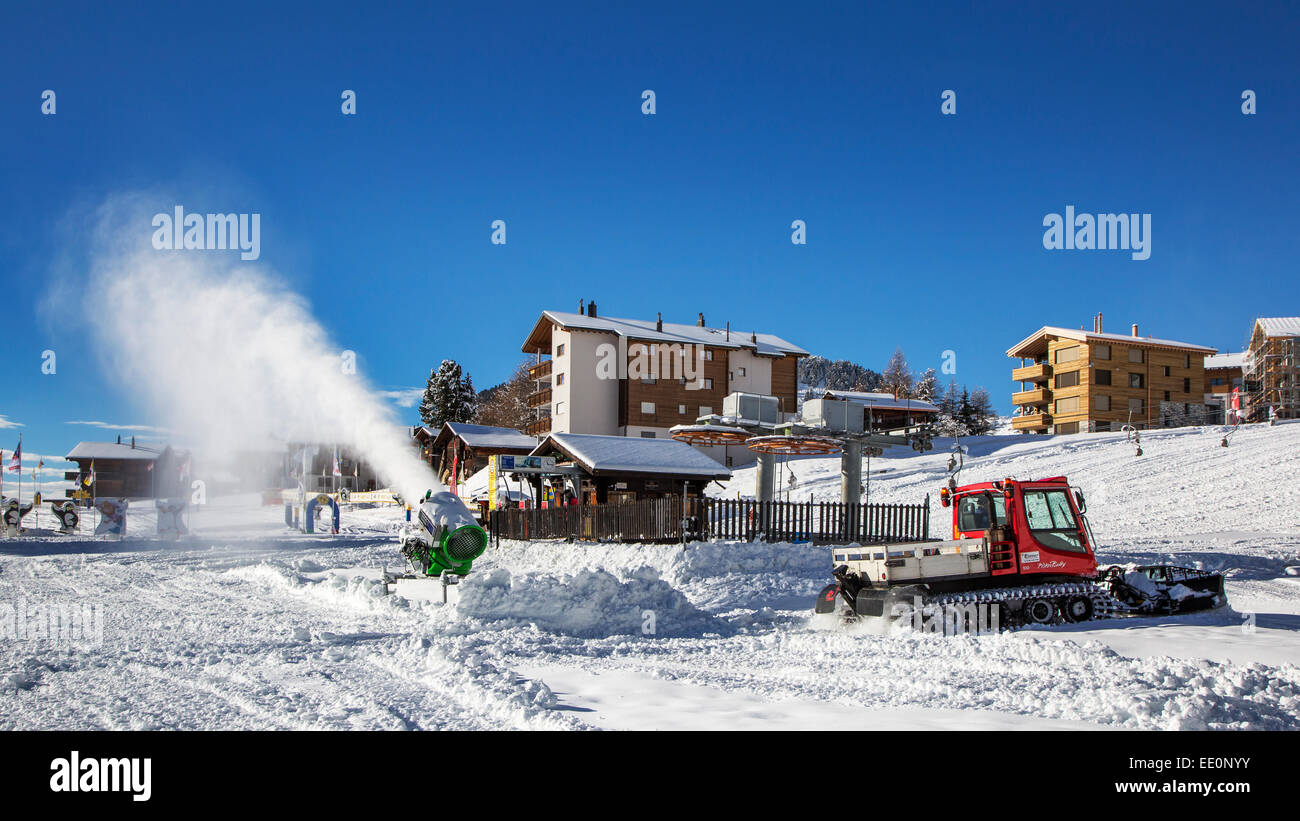 Schneekanonen / Schneeerzeuger und Schnee Groomer Fahrzeug im autofreien Dorf Riederalp im Winter, Wallis / Valais, Schweiz Stockfoto