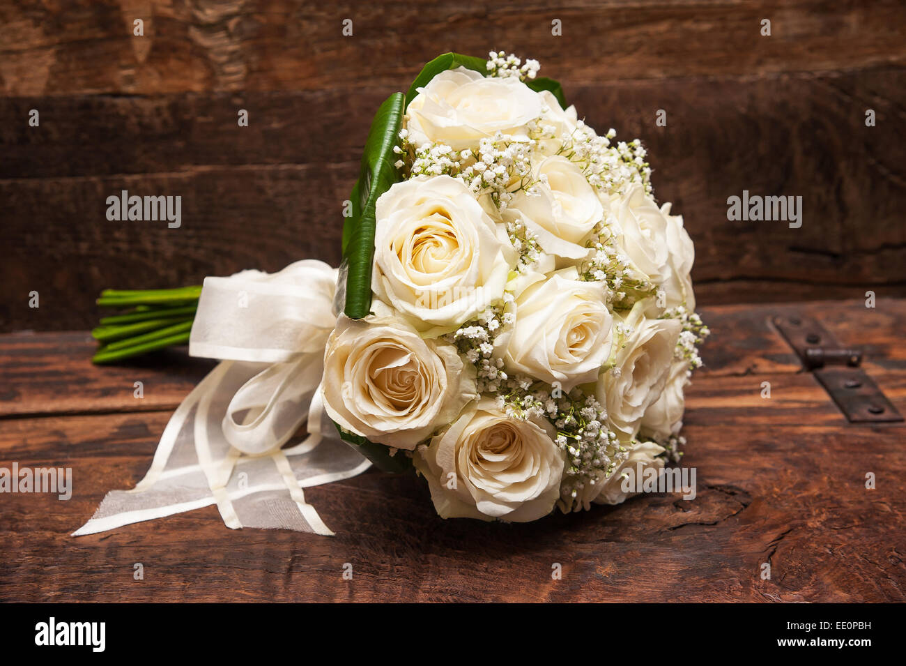 Bouquet von weißen Rosen auf Holz Hintergrund Stockfoto