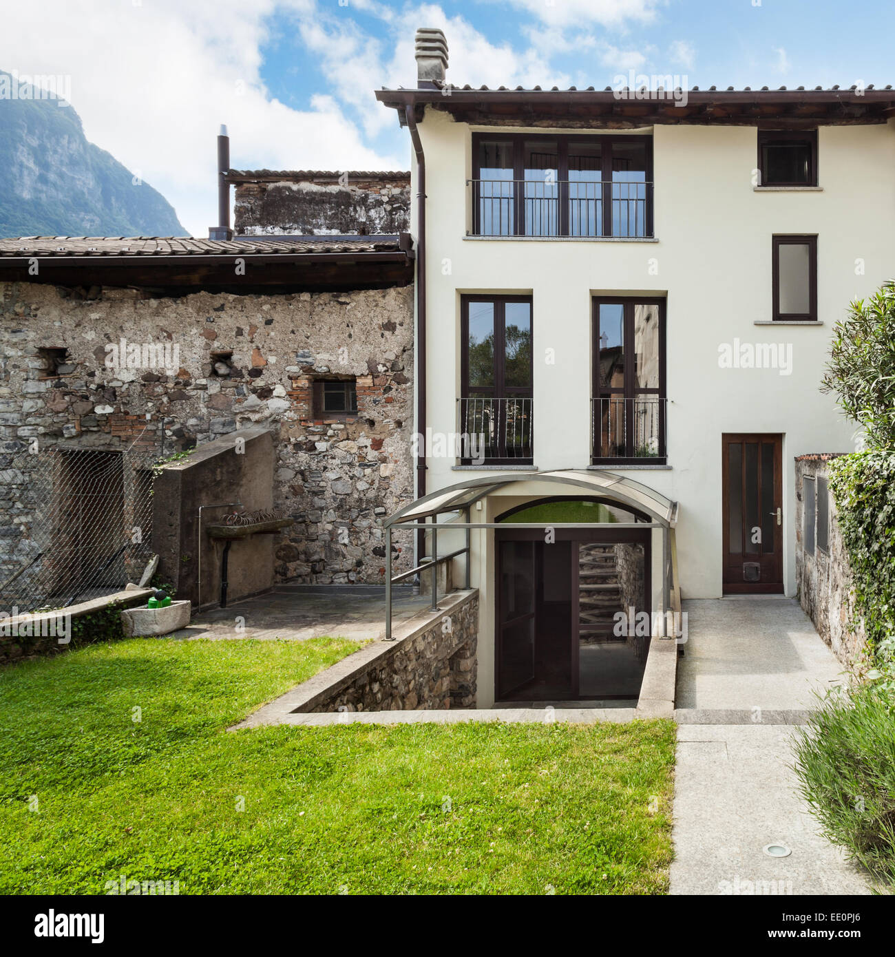 Haus in einem typischen Dorf im Tessin, Blick vom Garten Stockfoto