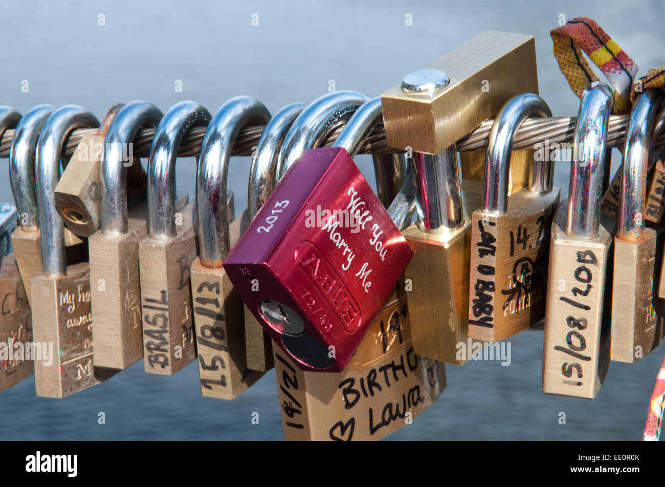 Liebe Anmerkung und Vorhängeschloss auf Brücke am Fluss Yarra Melbourne, Victoria, Australia Stockfoto