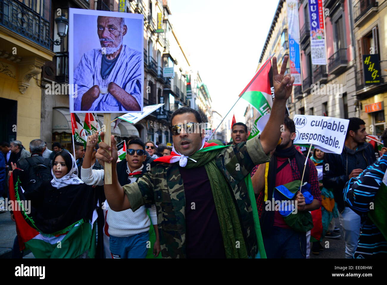Arabische Menschen fordern Freiheit für die Westsahara während einer Demonstration in Madrid, Spanien, am Sonntag, 16. November 2014 Stockfoto