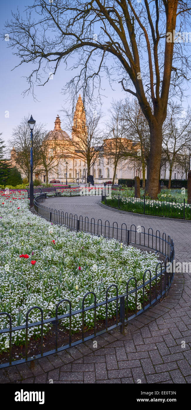 Cardiff City Hall-Ansicht aus Cathays Park mit Blumen in den Vordergrund und zum Hauptgebäude mäandernden Weg. Stockfoto