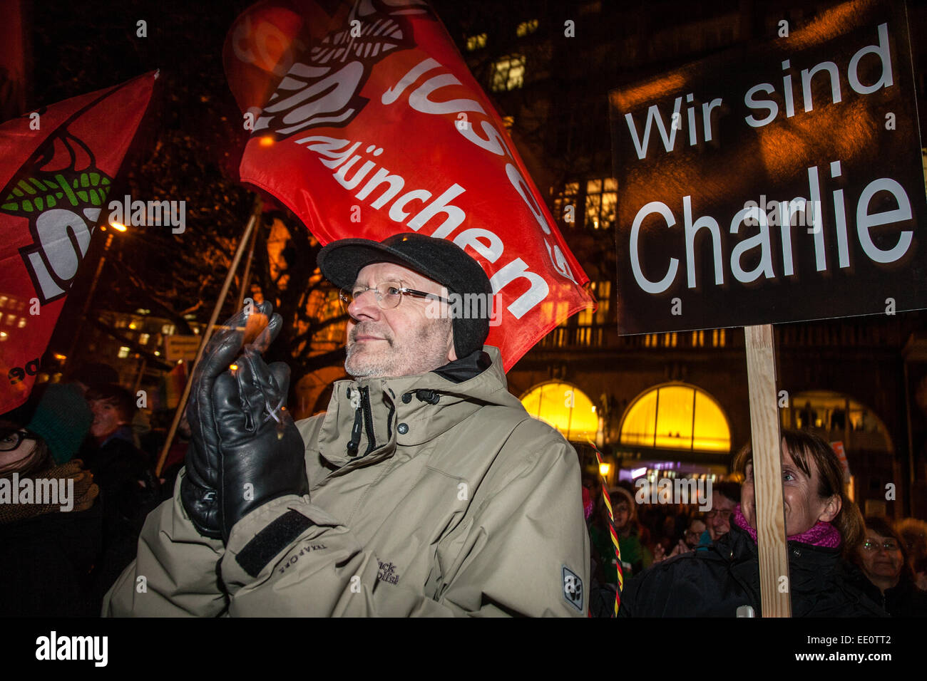 München, Deutschland. 12. Januar 2015. Pegida-Protest in München zieht über  20.000 Zähler Demonstranten die Münchener Fraktion von Pegida, Begida,  hielt seine erste Demonstration in München am 12. Januar in München am  Sendlinger
