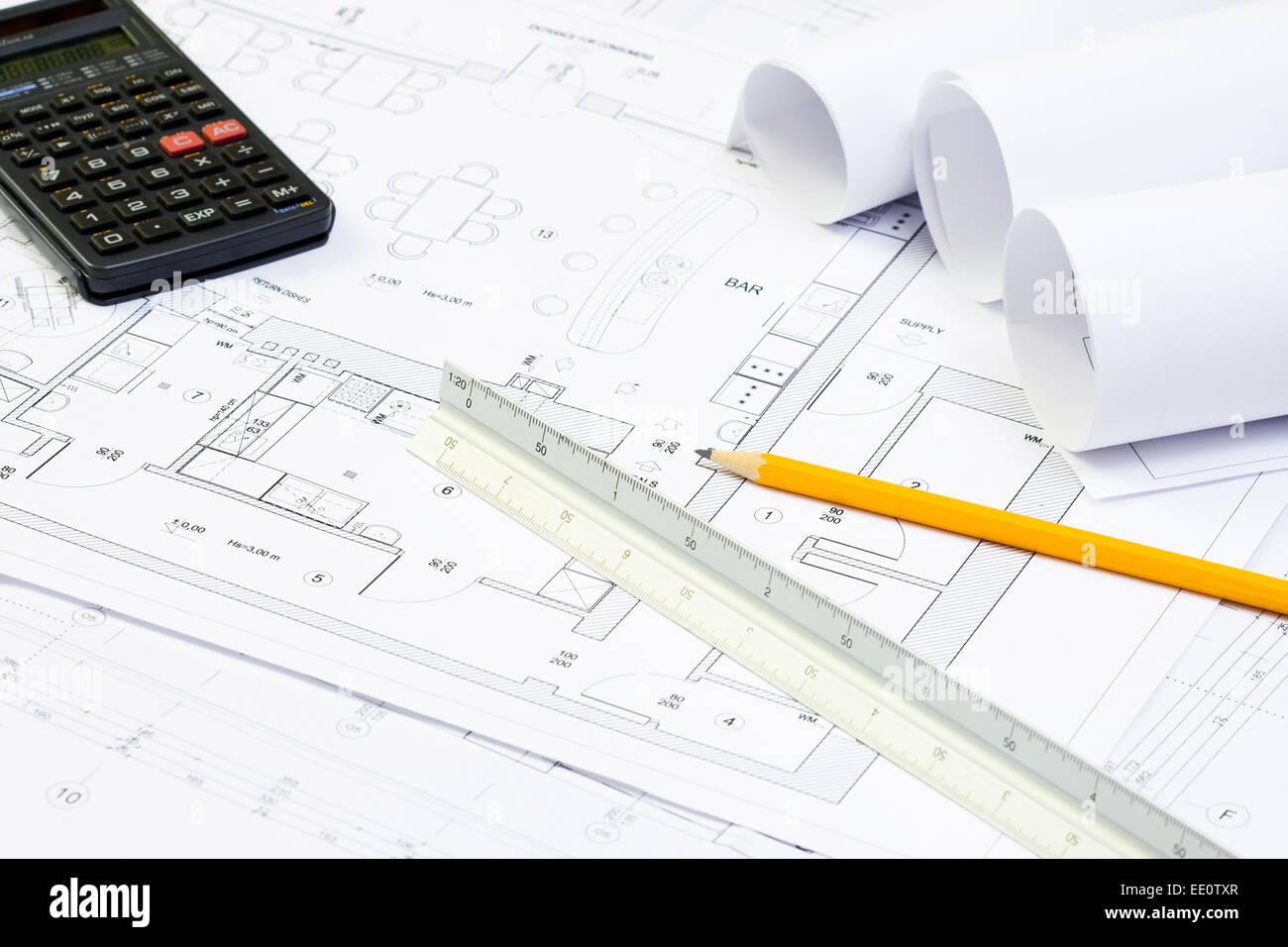 Entwurf von Architektur, Taschenrechner, Bleistift und Skala Lineal Stockfoto