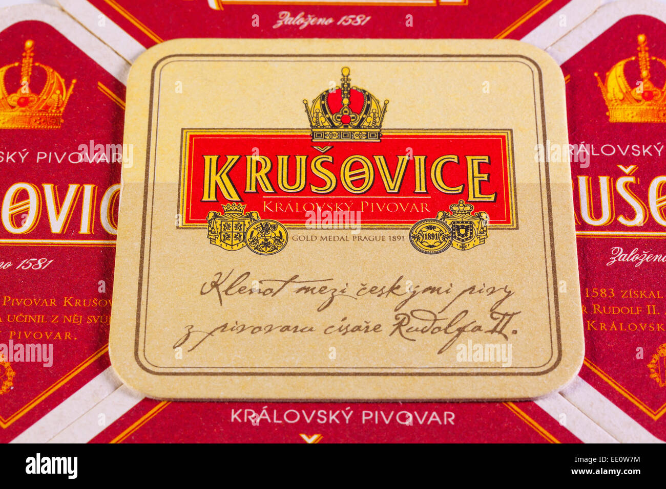 Brno, Czech Republik-August 1, 2014:Beermats von Krusovice Bier. Königliche Brauerei Krusovice 1561, gegründet von Kaiser Rudolph ich gekauft Stockfoto