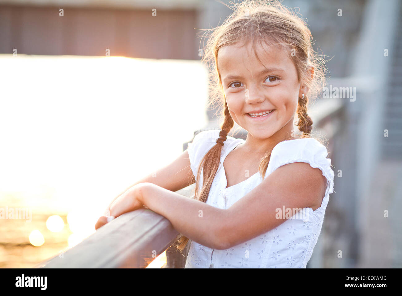 Fröhliches junges Mädchen in einer Stadt Stockfoto