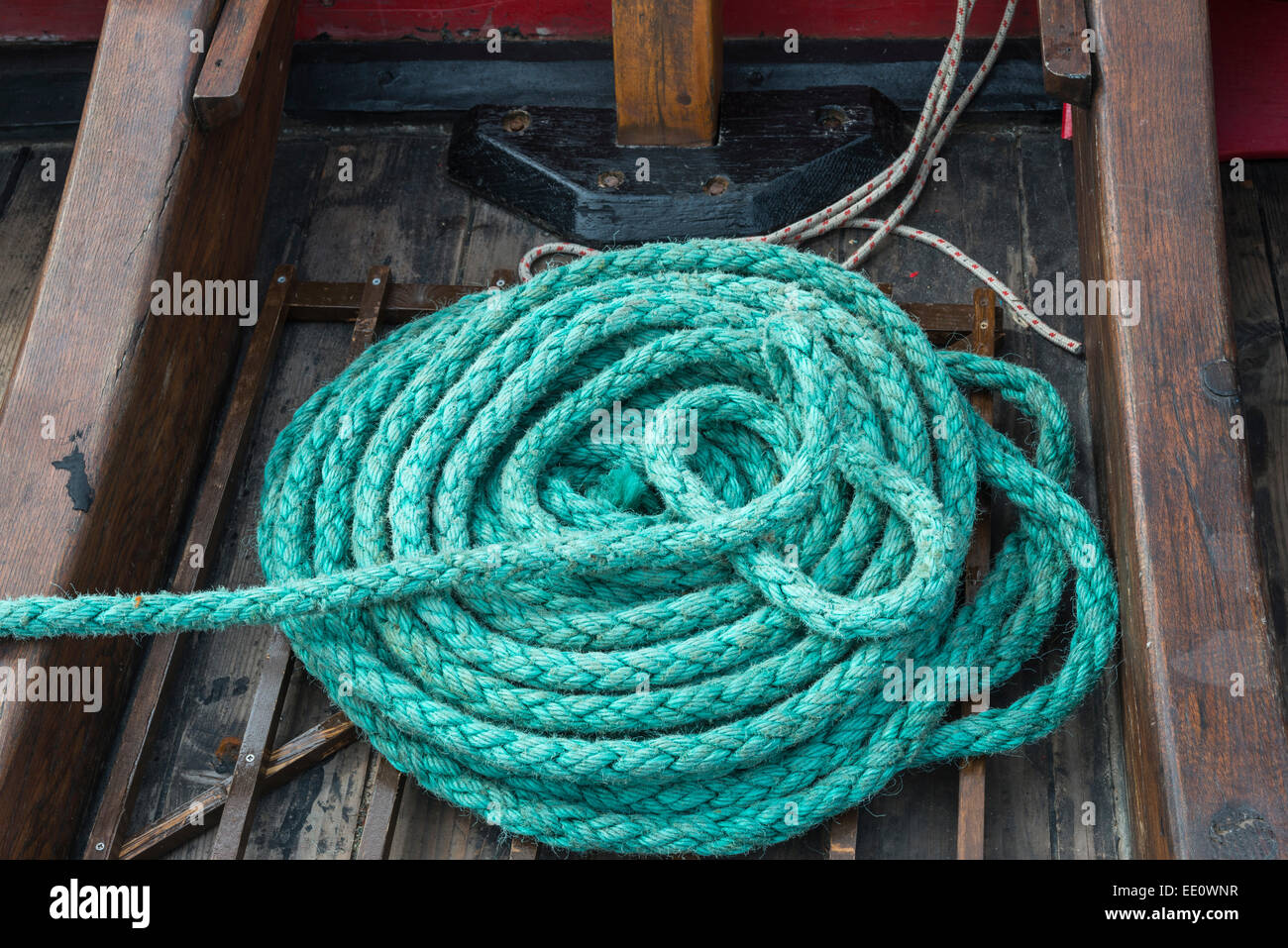 Grün gewickelt Seil auf dem Deck eines großen Schiffes Segelschiff. Stockfoto