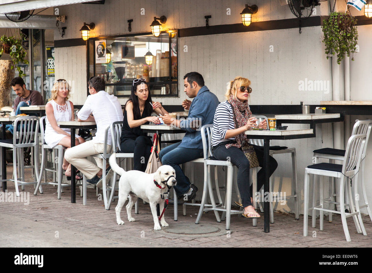Menschen sitzen vor einem Café am Rothschild Boulevard in Tel Aviv, Israel Stockfoto
